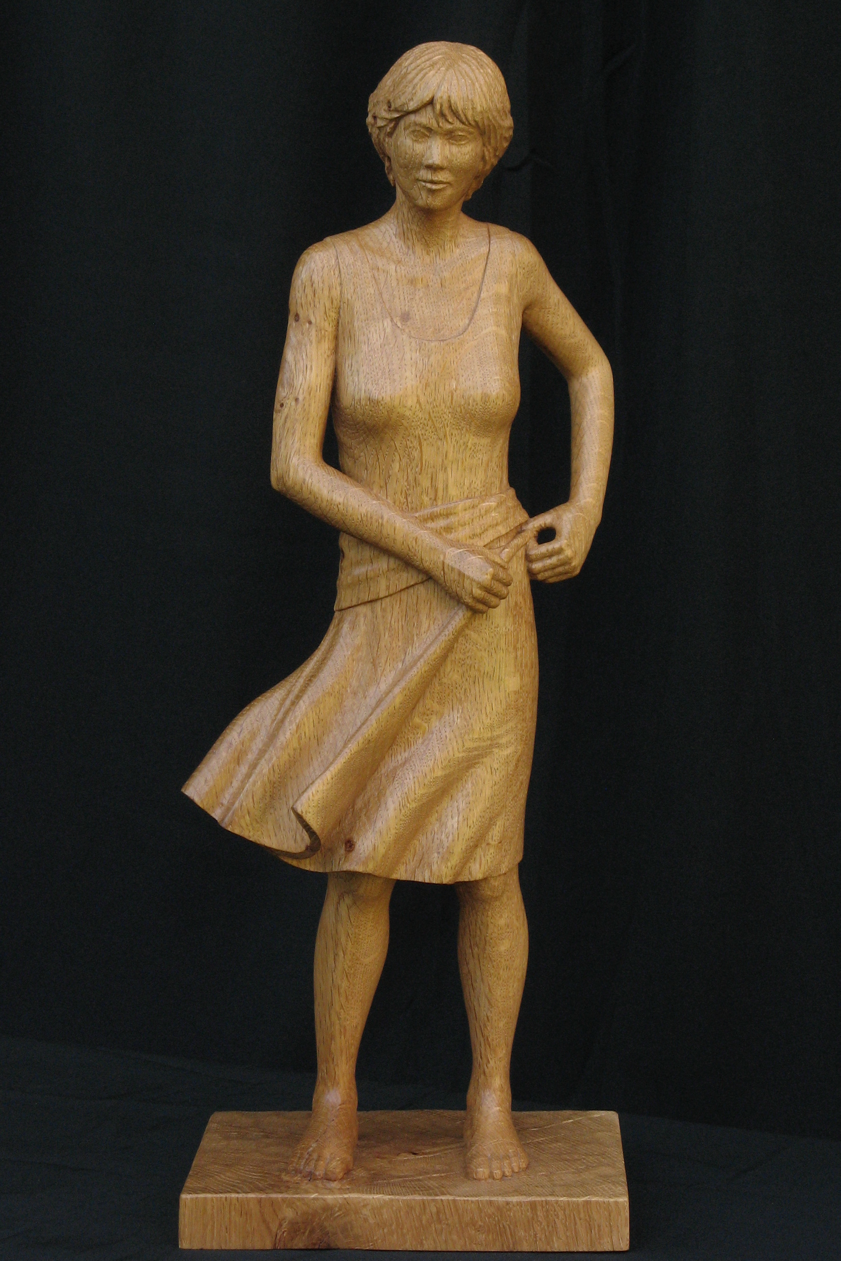 Wapperende Wikkelrok, beeld van hout, vrouw, voorzijde