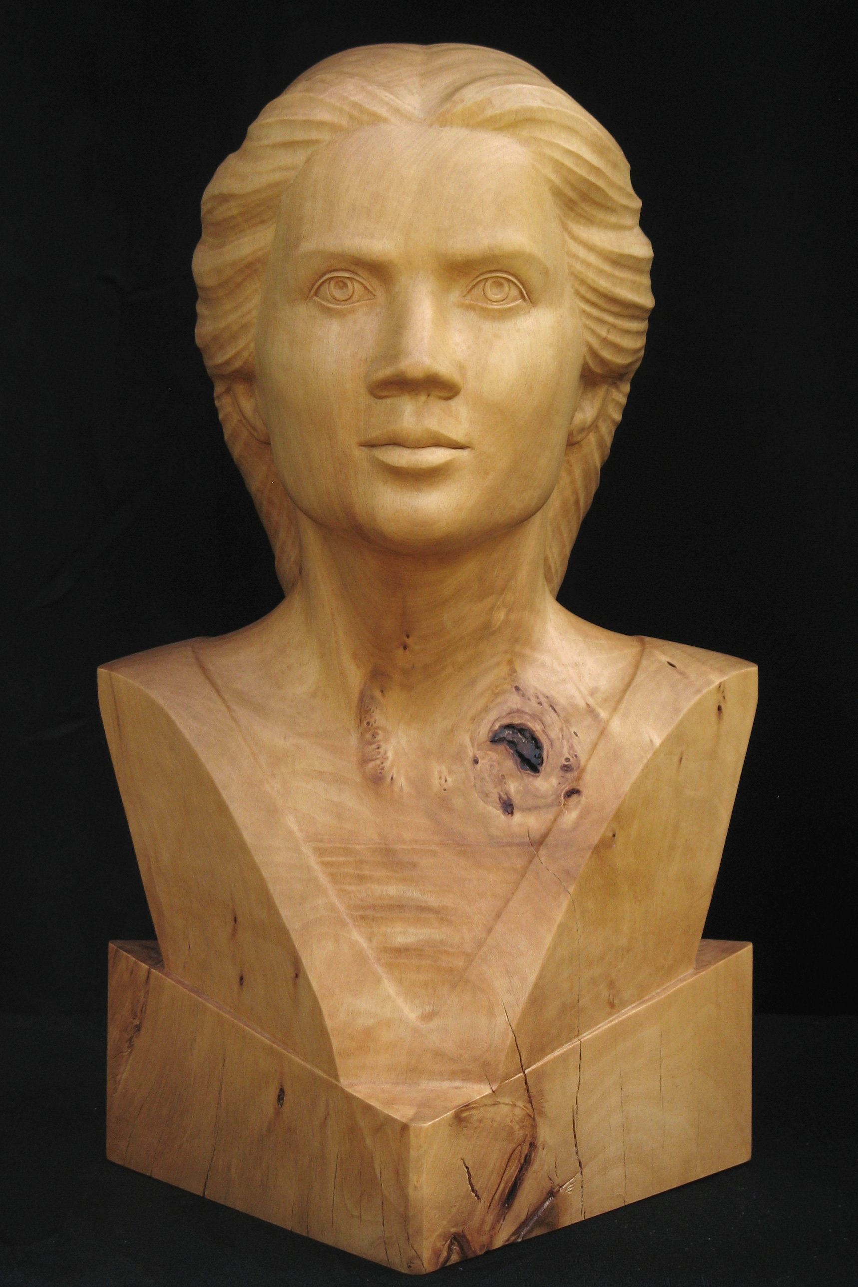 Guinevere, beeld van hout, portret, voorkant