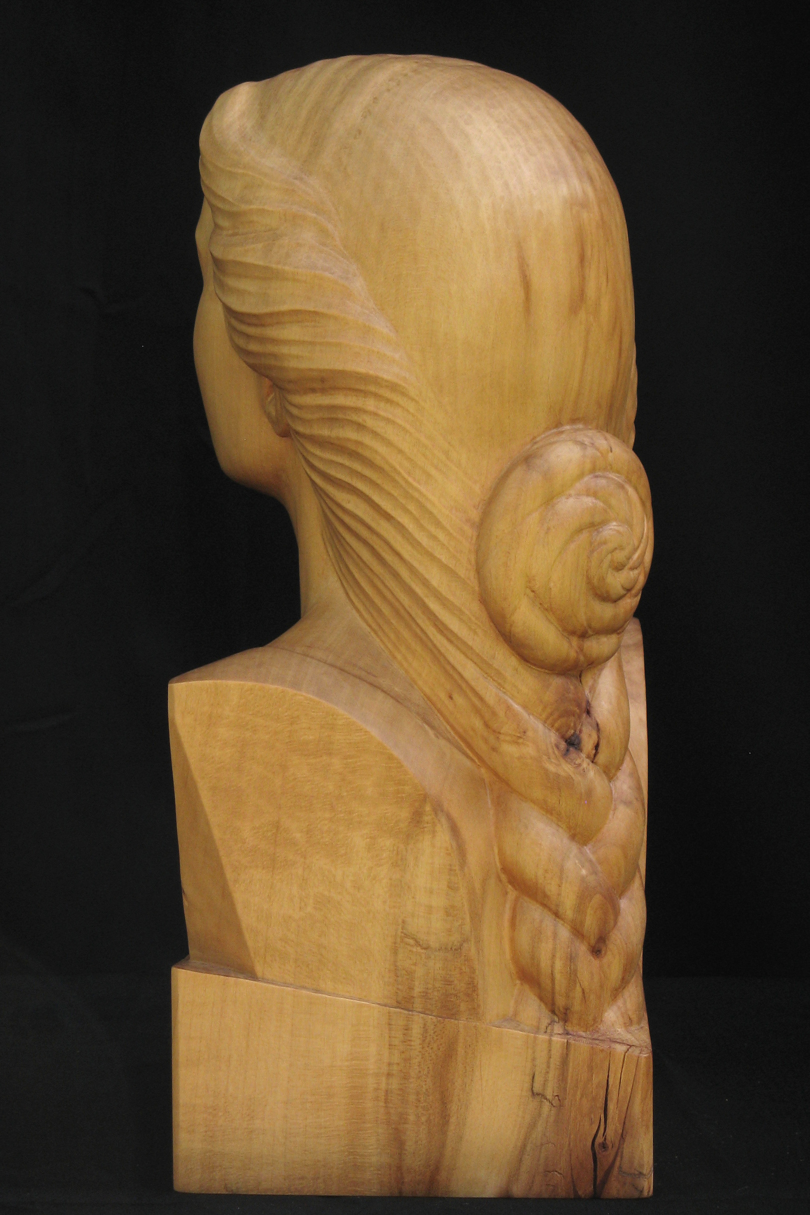 Guinevere, beeld van hout, portret, achterkant